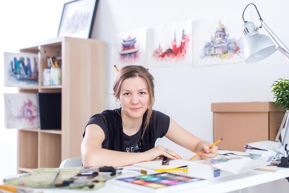 Jeune femme pratiquant le graphisme
