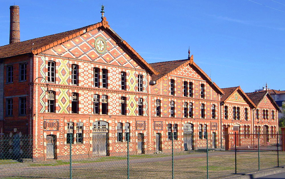 Façade de l'ancienne usine de briques Ousteau à Aureilhan