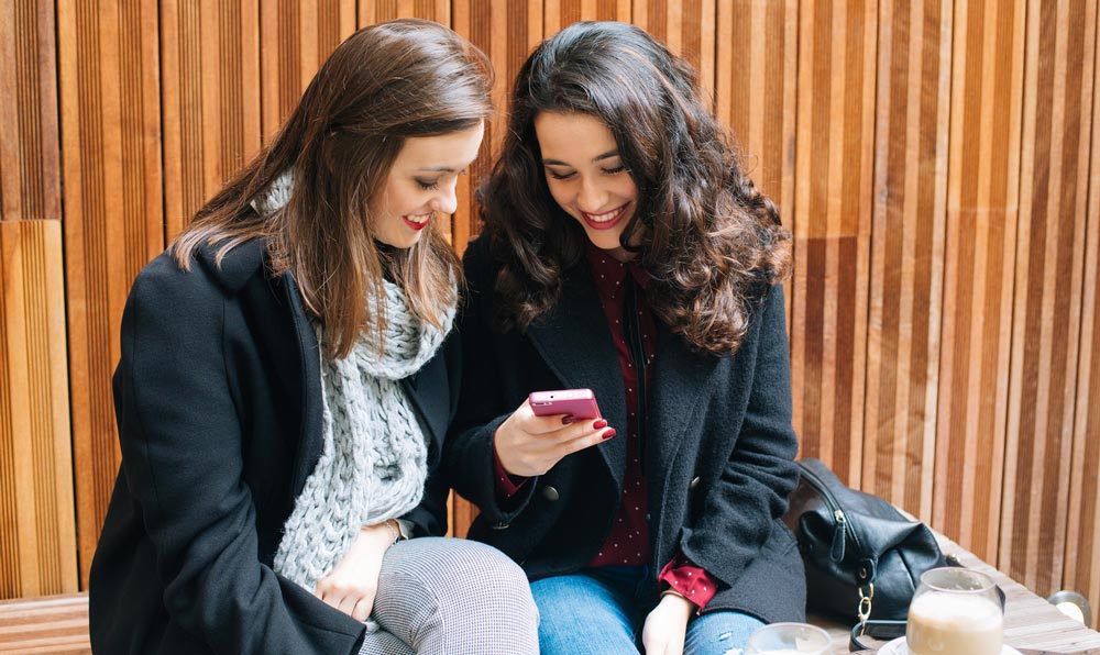 Jeunes femmes regardant leur smartphone